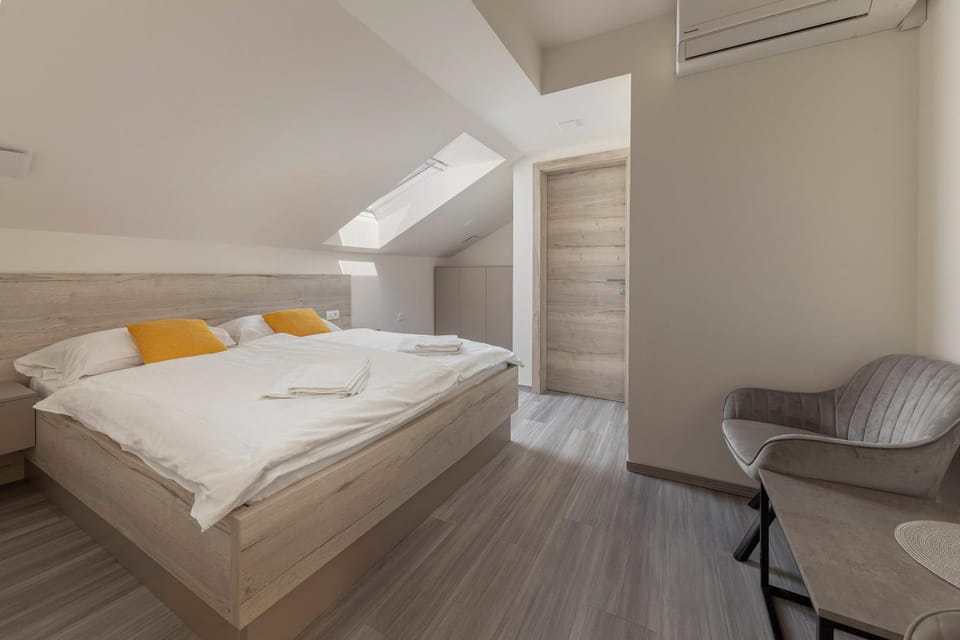 Bed, Photo of the whole room, Seating area, Bedroom, towels, wardrobe, air conditioner