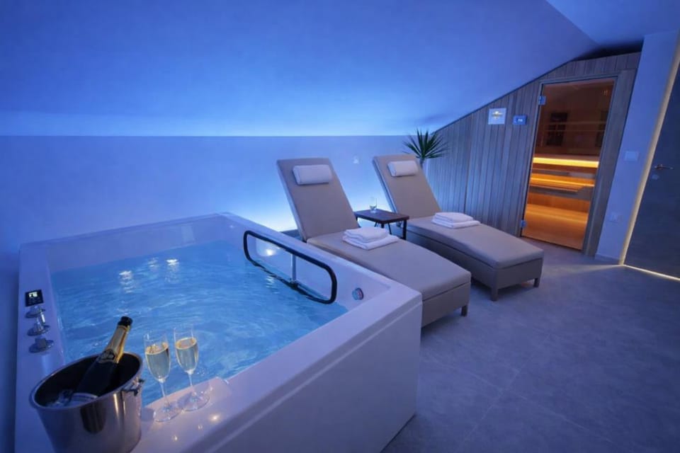 Hot Tub, Pool view, Swimming pool, sunbed