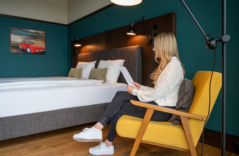 Bed, Photo of the whole room, Seating area