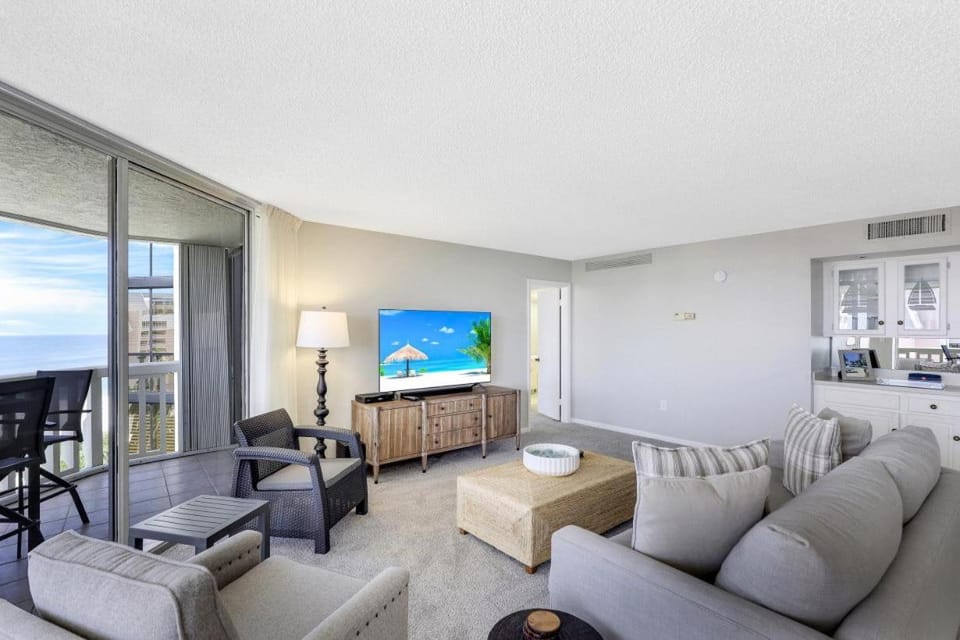 Beachfront condo building with pool, tennis and views House in Marco Island