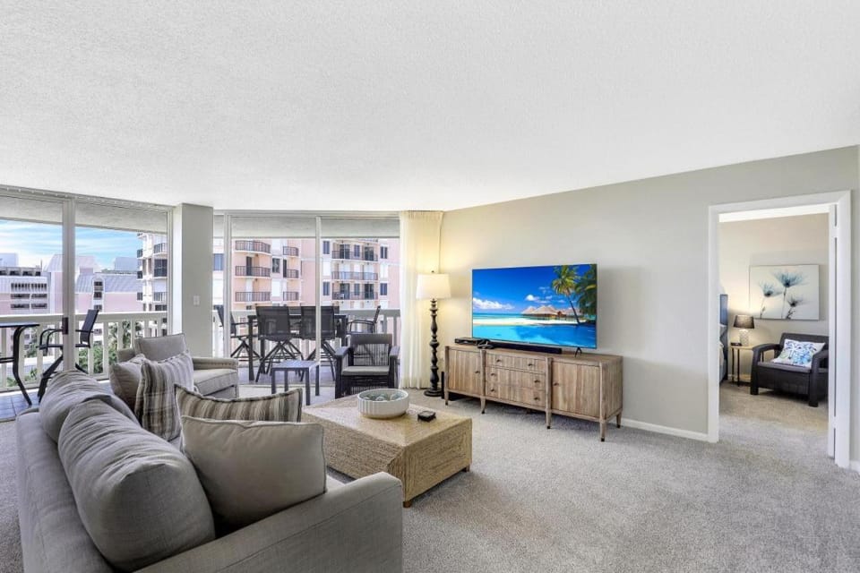 Beachfront condo building with pool, tennis and views House in Marco Island