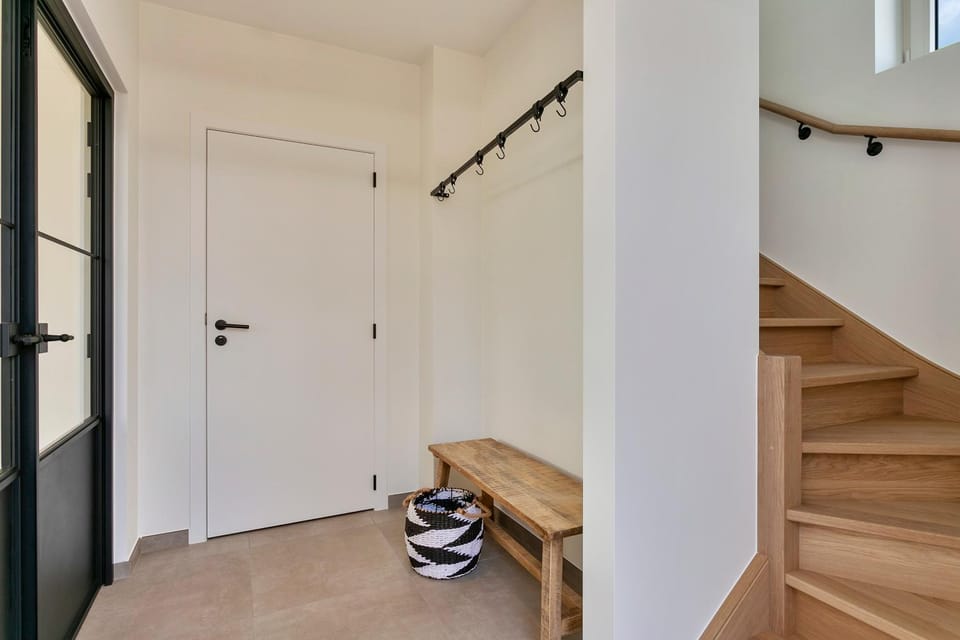 Facade/entrance, wardrobe