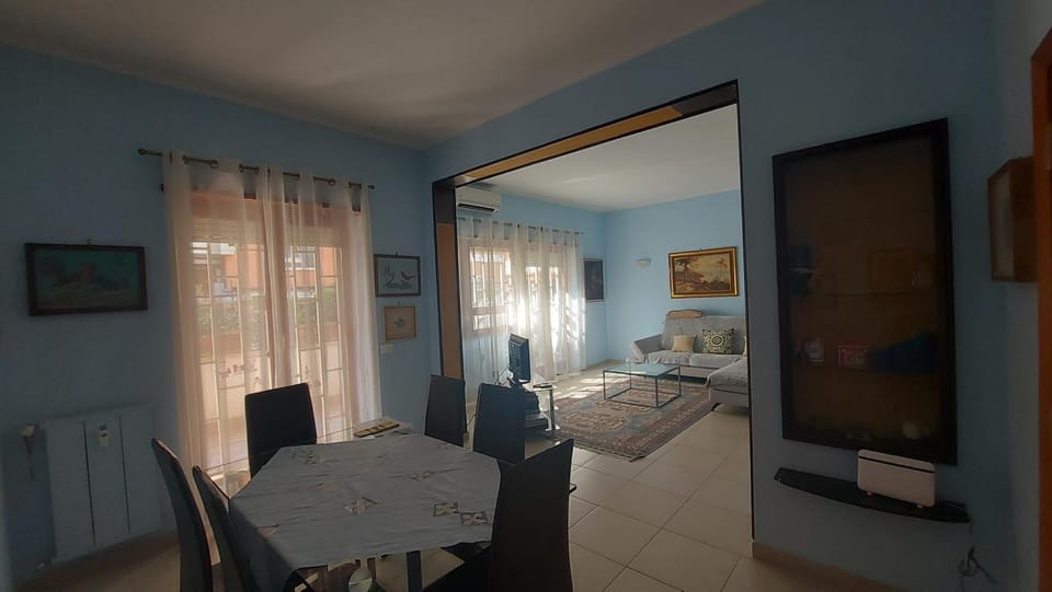Photo of the whole room, Dining area