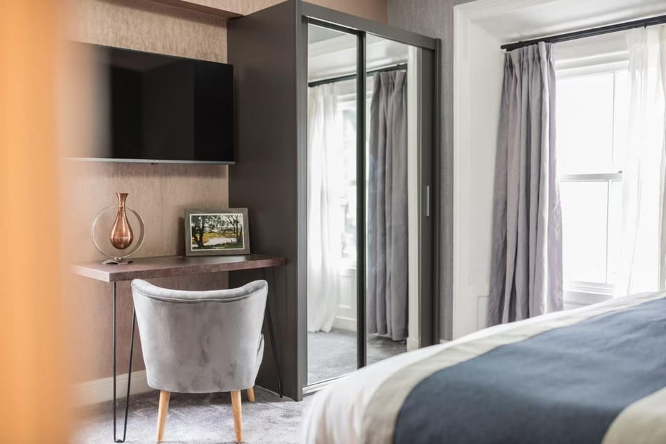 The Old Stamp House Retreat- Three En-suite Bedrooms Central Village Location Apartment in Ambleside