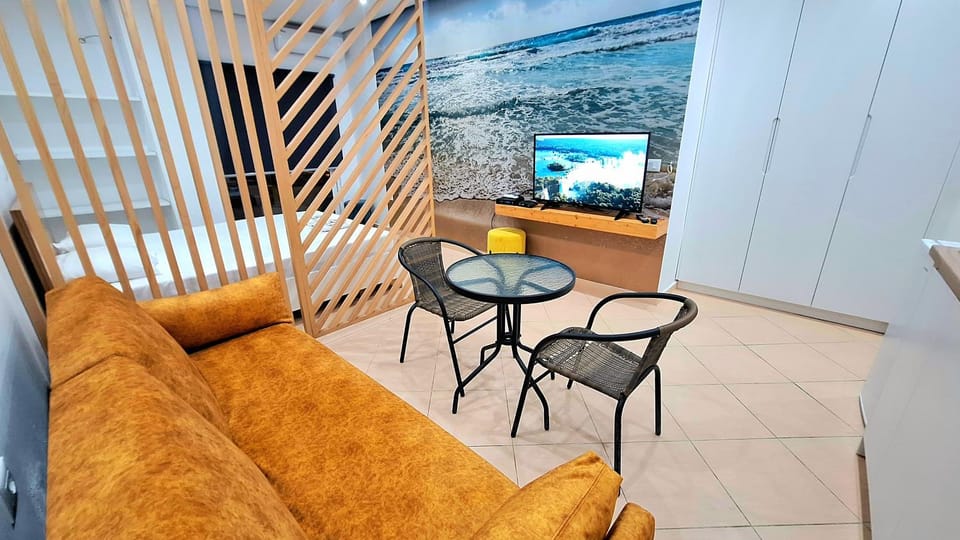 TV and multimedia, Living room, Seating area, Dining area