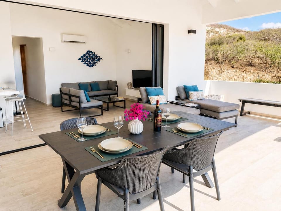 Day, TV and multimedia, Balcony/Terrace, Living room, Seating area, Dining area
