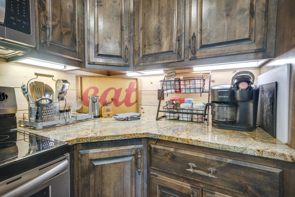 Hot Tub and Fire Pit Broken Bow Retreat! House in Broken Bow