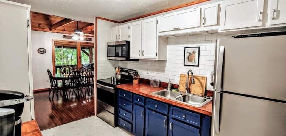 Kitchen or kitchenette, Dining area, microwave, oven, stove