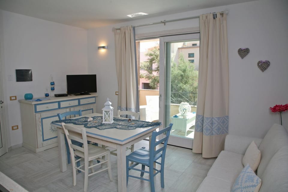 Communal lounge/ TV room, TV and multimedia, Seating area, Meals