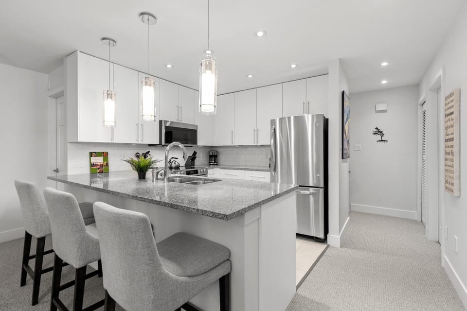 2BR in Gleneagle, Gourmet Kitchen, Newly Updated, Wood Burning Fireplace, Parking House in Whistler