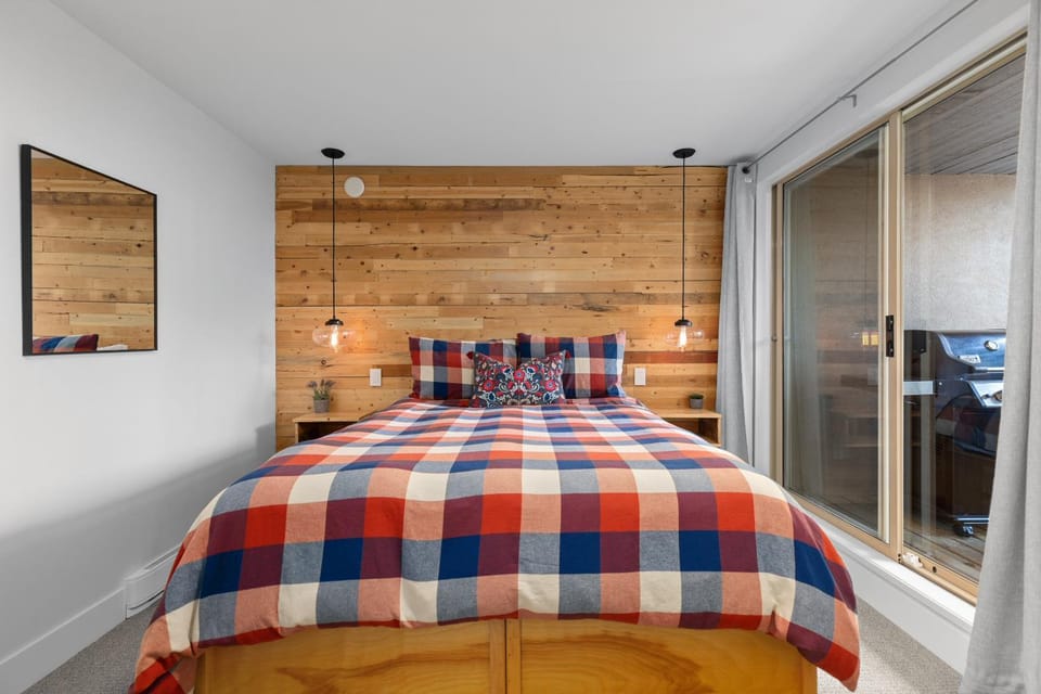 2BR in Gleneagle, Gourmet Kitchen, Newly Updated, Wood Burning Fireplace, Parking House in Whistler