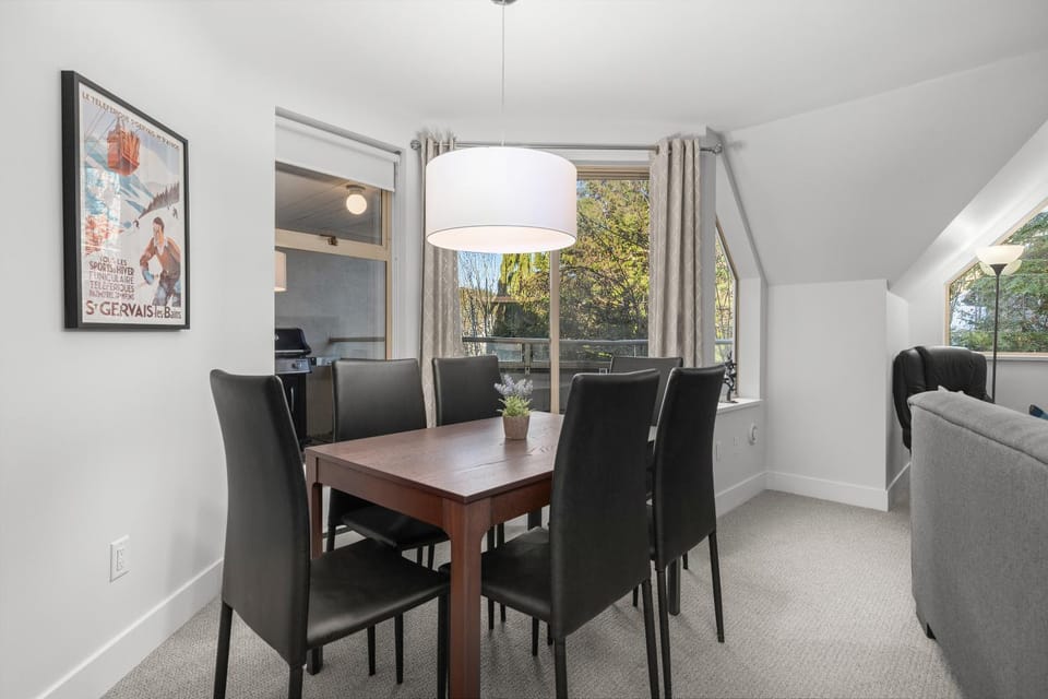 2BR in Gleneagle, Gourmet Kitchen, Newly Updated, Wood Burning Fireplace, Parking House in Whistler