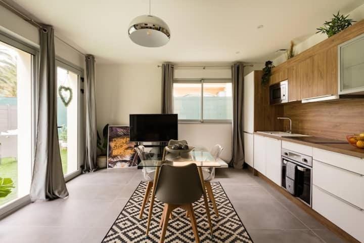 Kitchen or kitchenette, Dining area