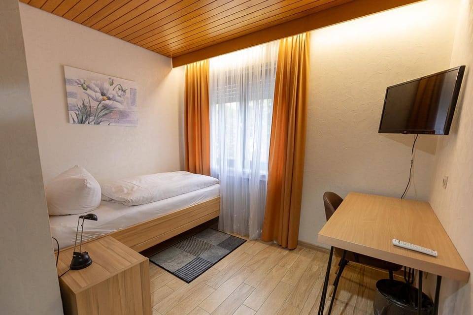 Bed, TV and multimedia, Photo of the whole room