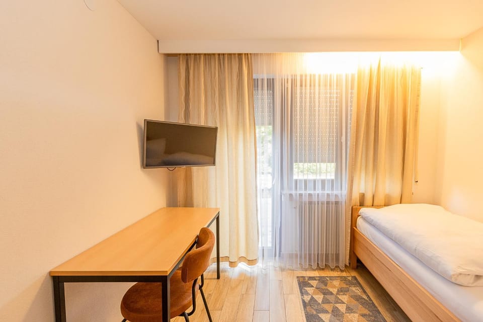 Bed, TV and multimedia, Photo of the whole room