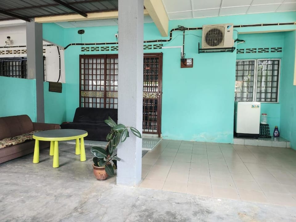 OCEAN THIRTY # 15 mins to KLIA KLIA2 # with 2 Airconds & Wi-Fi House in Selangor, Malaysia