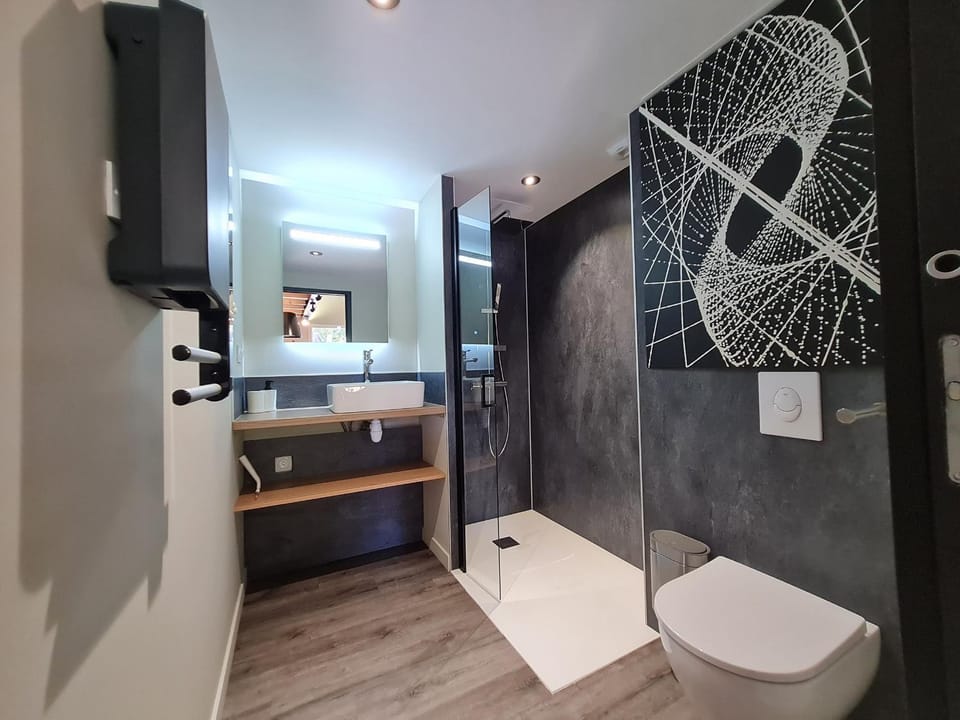 Charmant studio rénové avec mezzanine, cour privative et parking à Rochetrejoux - FR-1-426-479 House in Pays de la Loire