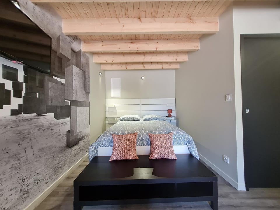 Charmant studio rénové avec mezzanine, cour privative et parking à Rochetrejoux - FR-1-426-479 House in Pays de la Loire