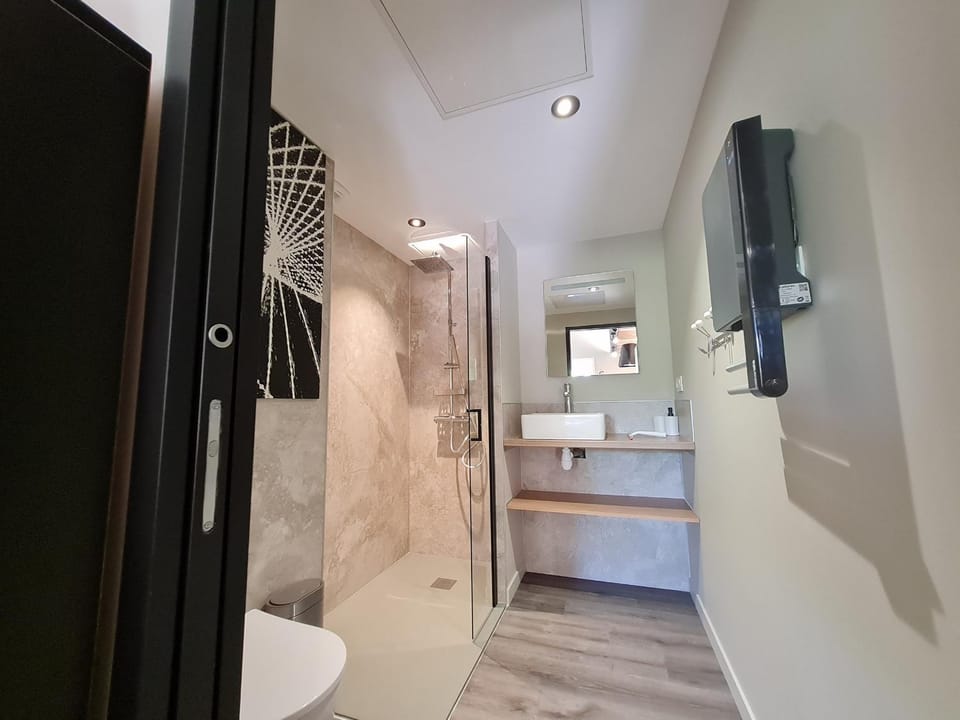 Studio cosy avec mezzanine, cour privative et espace vert à Rochetrejoux - FR-1-426-478 House in Pays de la Loire