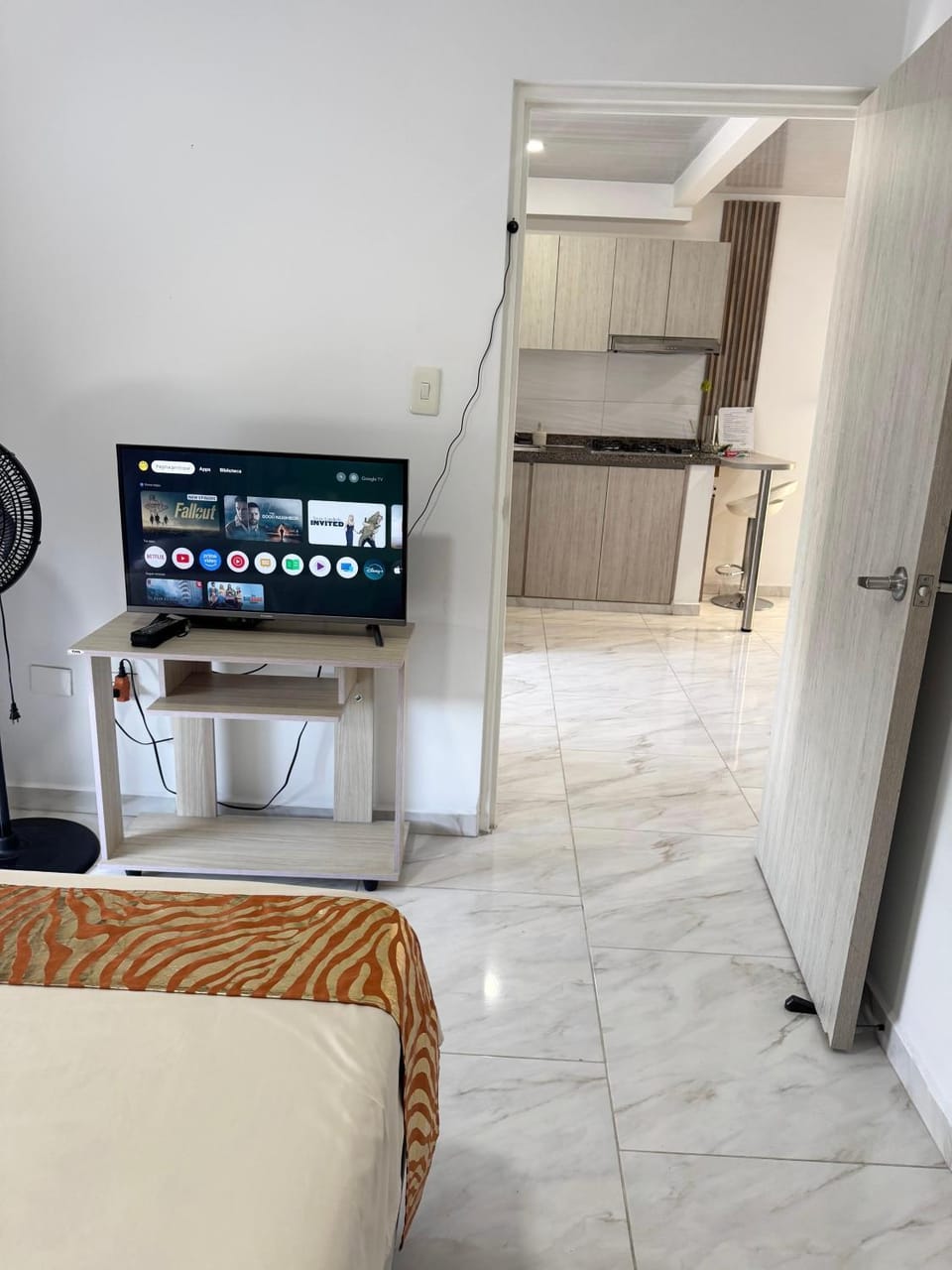 Bed, TV and multimedia, Photo of the whole room, Bedroom