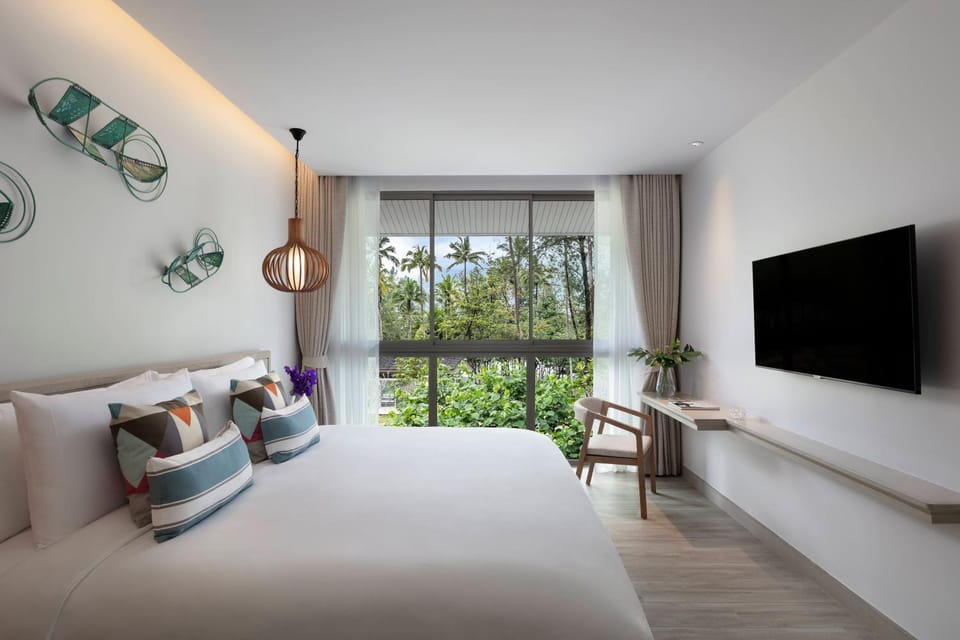 TV and multimedia, View (from property/room), Bedroom, Garden view