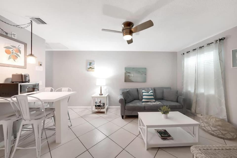 Beach Apart by Dream Vacation unit 3 Apartment in Riviera Beach