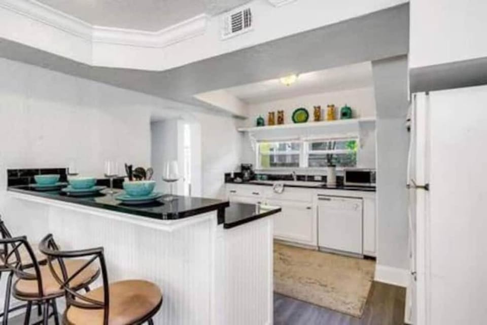 Olive Apart unit 1 by Dream Vacation Apartment in West Palm Beach