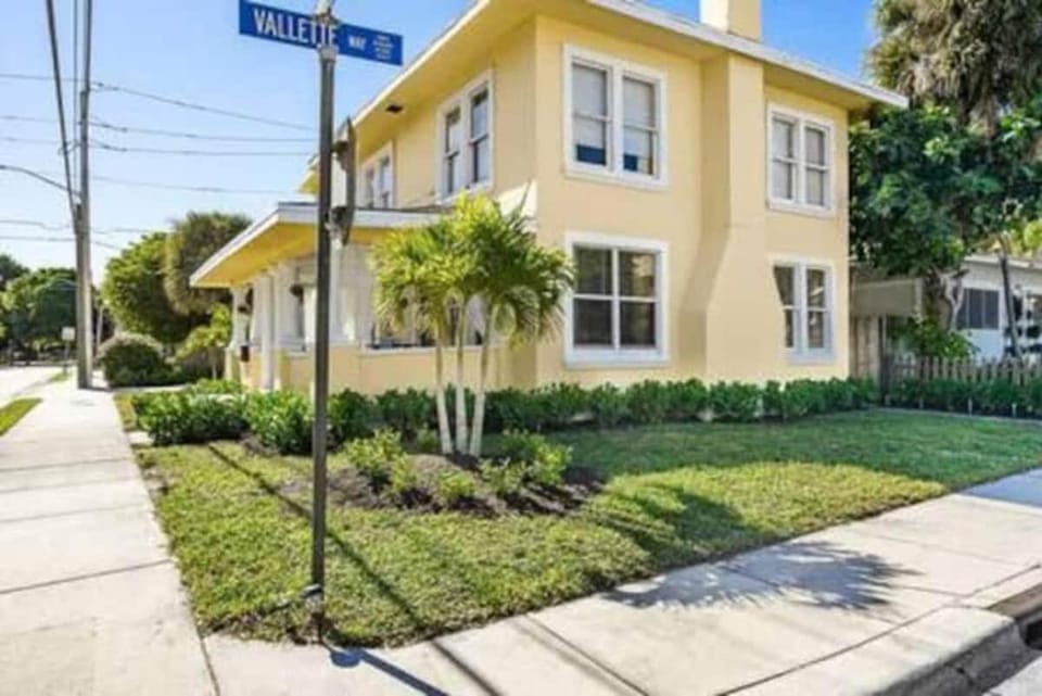 Olive Studio Apart unit 2 by Dream Vacation Apartment in West Palm Beach