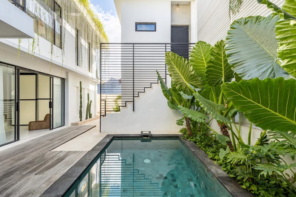 Property building, Patio, Day, Garden, Garden view, Pool view, Swimming pool, sunbed