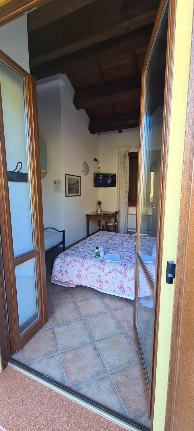 Bed, Seating area, Bedroom
