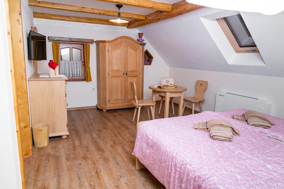 Bed, TV and multimedia, Bedroom, wardrobe