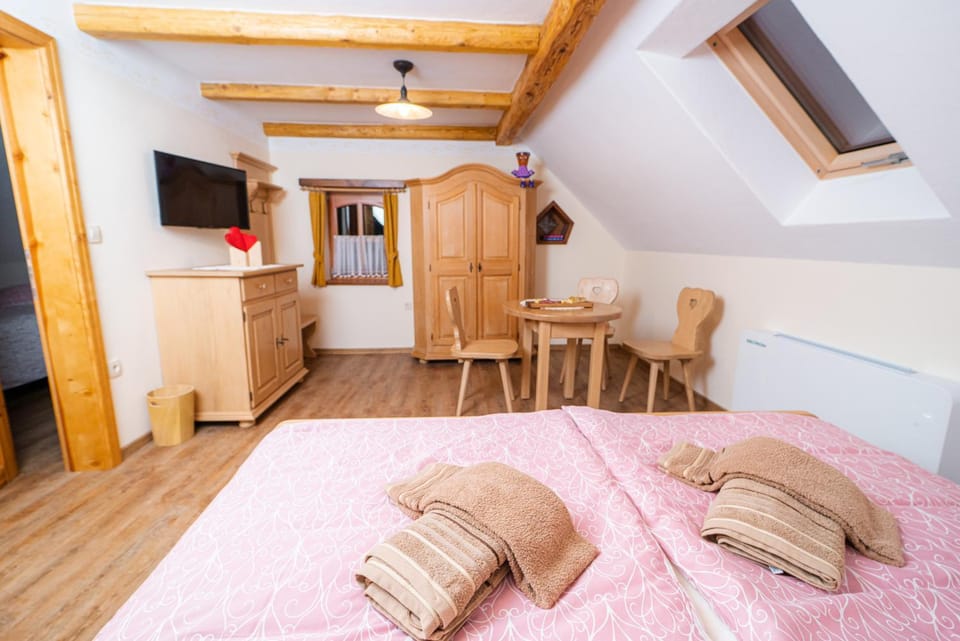 Bed, TV and multimedia, Bedroom, towels