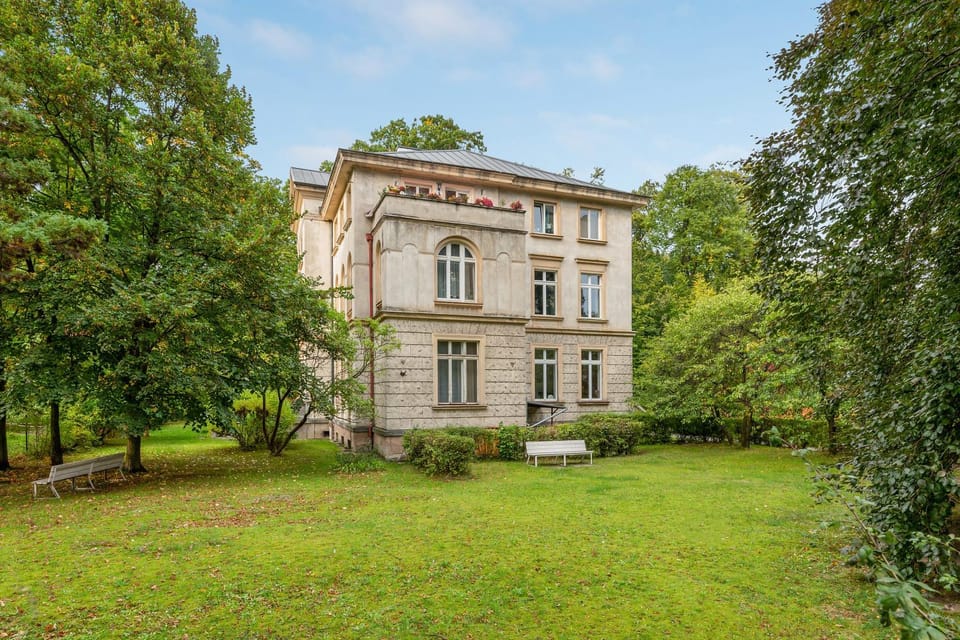 Property building, Off site, Day, Garden, Garden view, Area and facilities