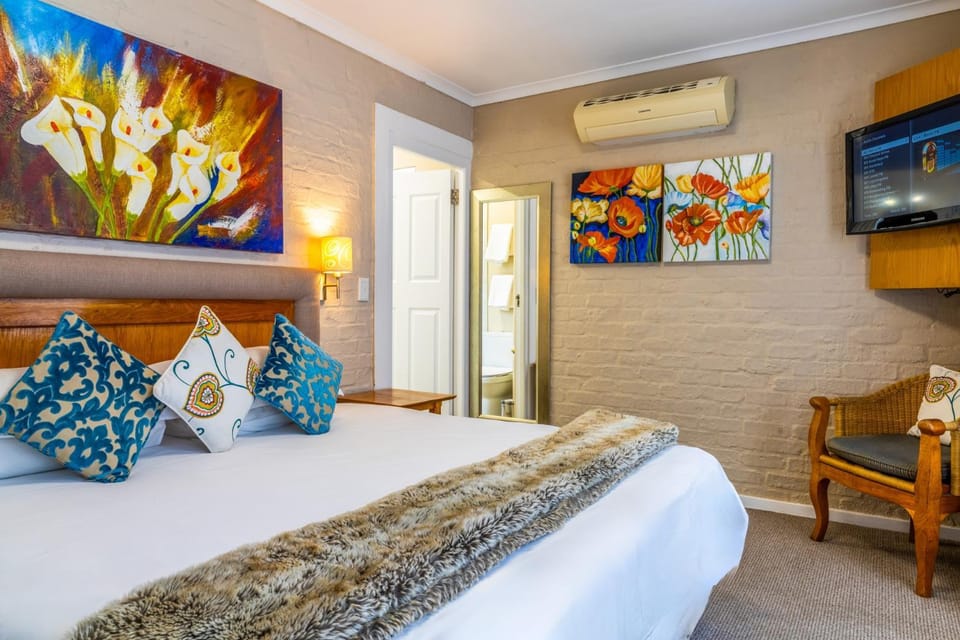 Bed, TV and multimedia, Decorative detail, Bedroom, air conditioner