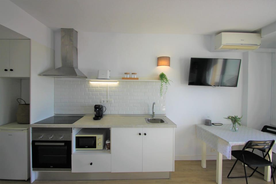 TV and multimedia, Dining area, kitchen, air conditioner
