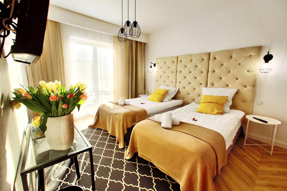 Bed, TV and multimedia, Photo of the whole room, towels