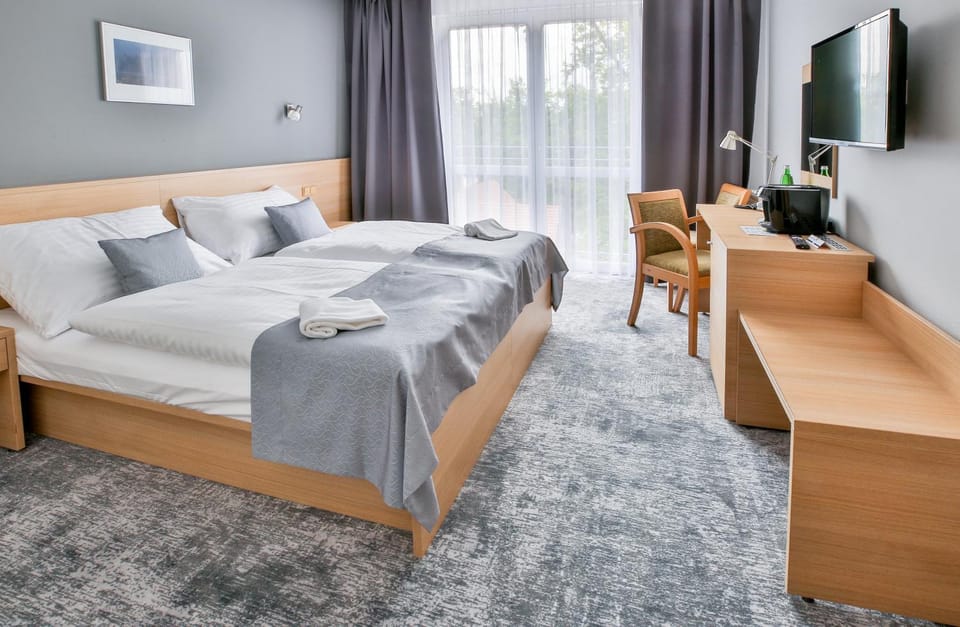 Bed, TV and multimedia, Photo of the whole room, Decorative detail, Bedroom, Lake view, Drinks