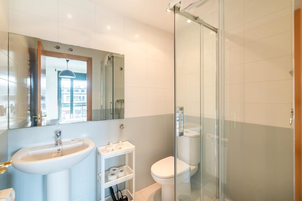 Shower, Toilet
