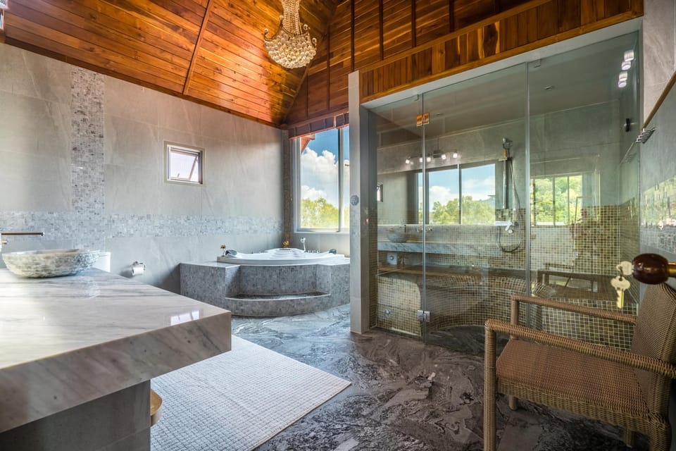 Hot Tub, Sauna, Bathroom