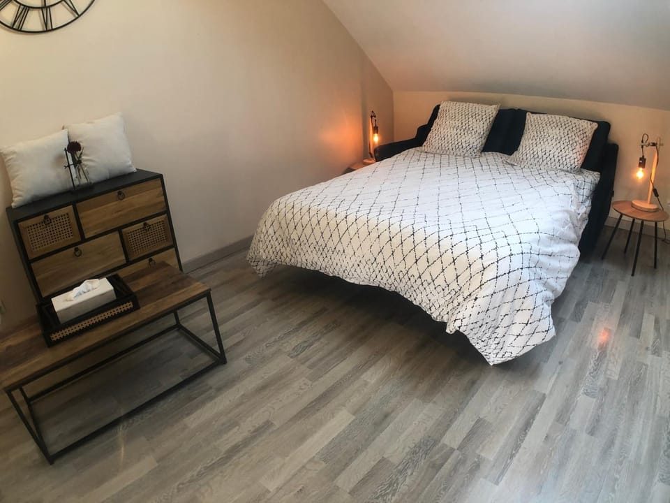 Bed, Living room