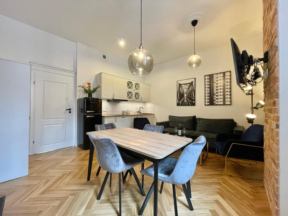 Kitchen or kitchenette, Living room, Seating area, Dining area