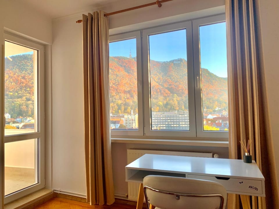 Spring, Day, Natural landscape, Summer, Bedroom, Autumn, On site, City view, Mountain view, Seasons, Time of day, Location