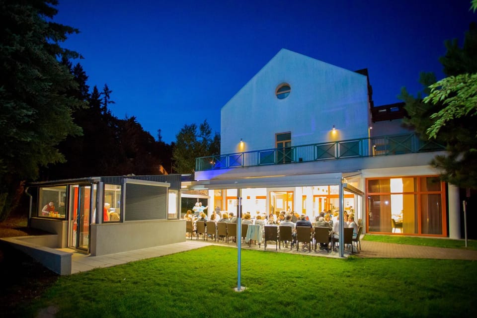 Restaurant/places to eat, Garden, Balcony/Terrace, group of guests
