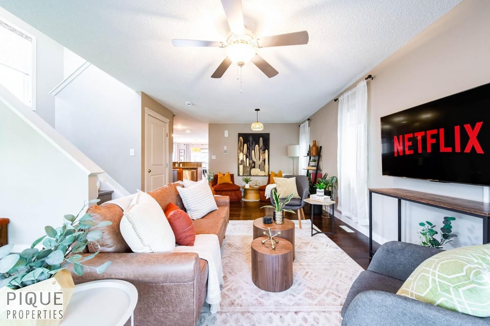 4BDRM Desert Vibes - King Bed - Fire Table - BBQ - Garage House in Edmonton