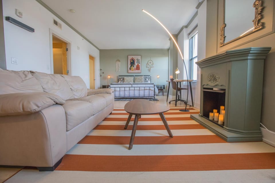 Designer Downtown Condo Suite - Splendid View Apartment in Des Moines