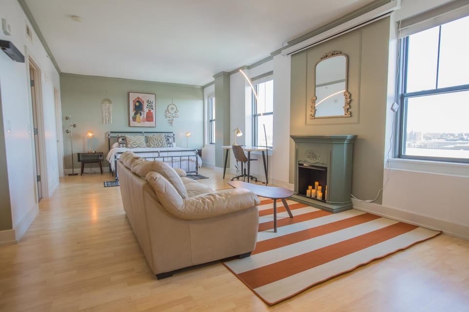 Designer Downtown Condo Suite - Splendid View Apartment in Des Moines