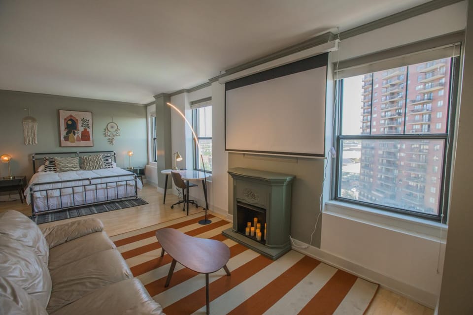Designer Downtown Condo Suite - Splendid View Apartment in Des Moines