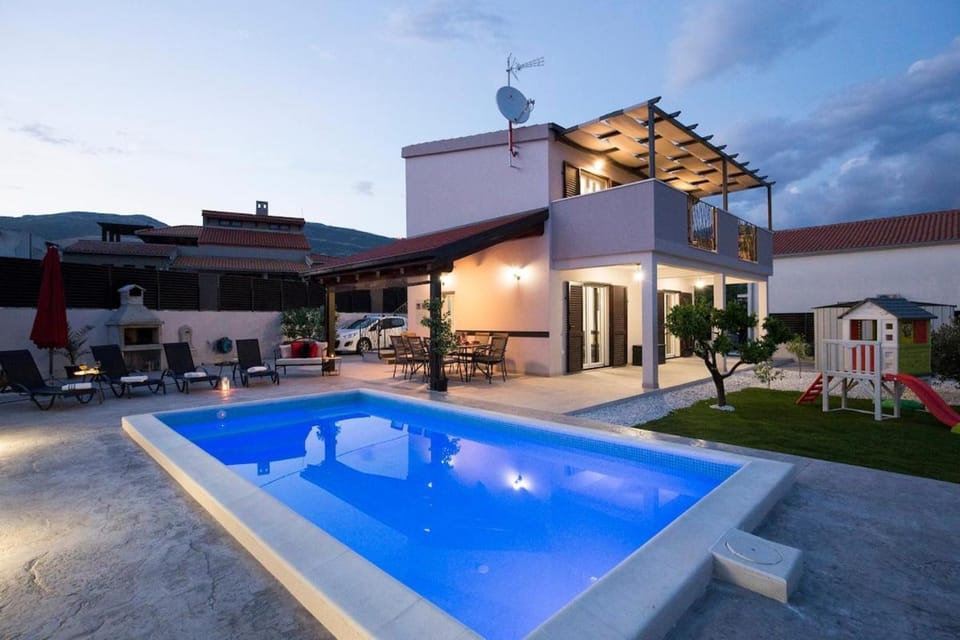 Property building, Pool view, Swimming pool, sunbed