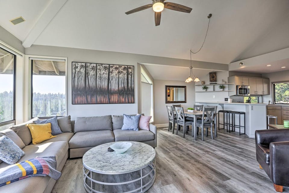 Hiking Trail & Hot Tub Access: Bend Condo w/ Deck House in Bend
