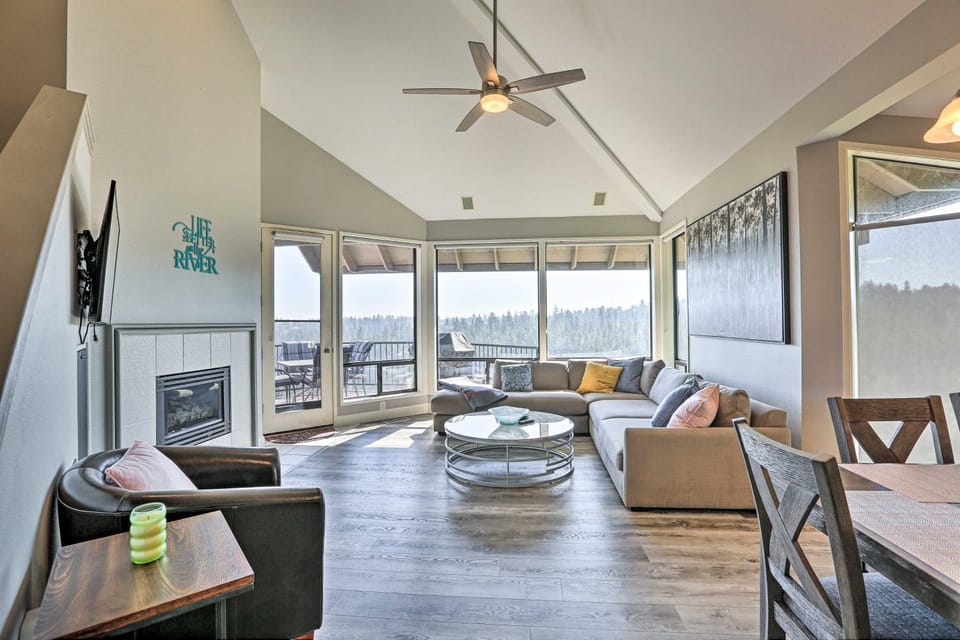 Hiking Trail & Hot Tub Access: Bend Condo w/ Deck House in Bend